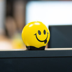 Uśmiechnięta piłeczka piankowa na biurku
